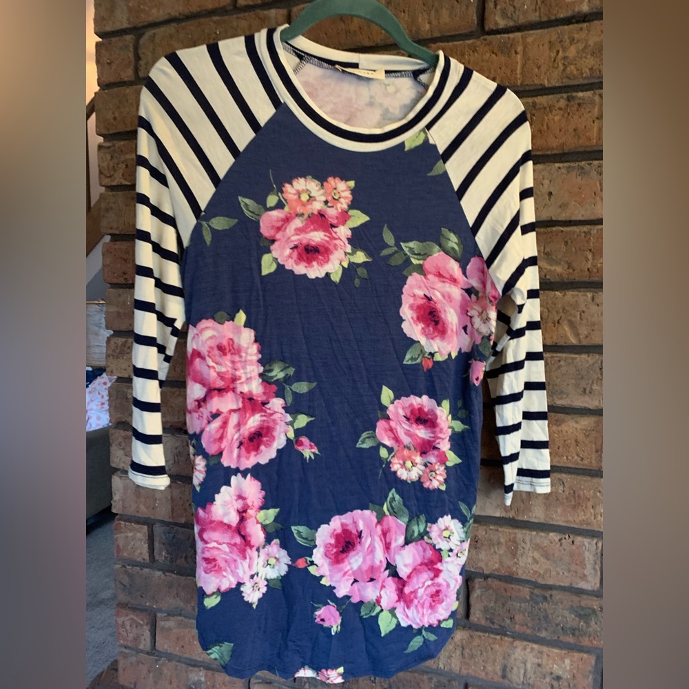 🔥2 FOR $10🔥 
NWOT First Look Navy Floral 3/4 Stripe Sleeve Top S